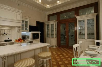 Klasik mutfağın iç kısmında açık büfe ve dolap-vitrin