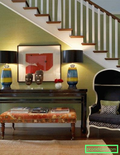 gotik-siyah-koltuk-ve-yan-masa-under-merdiven-eşleştirilmiş-Özgü-dekoratif-tablo-lambaları-de-yeşil-duvar boya renk arka plan ile