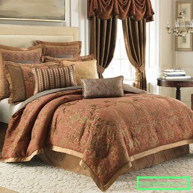 İç-koyu kahverengi-perdeler artı beyaz yatak-kahverengi-krem-yorgan-yatak-set yerleştirilmiş-on-the-beyaz-kilim yatak odalı-yorgan-ve-perde-setleri sahip