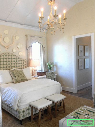 yatak odası-iç-modern pirinç-for-yatak-ile-yatakta-beyaz-yatak-çarşaf-şaşırtıcı-avizeler-in-yatak-fikirler